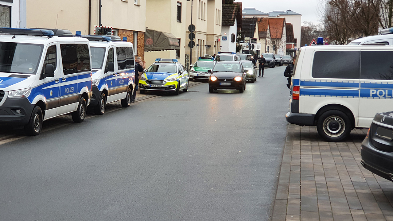 Einsatzfahrzeuge von Zoll und Bundespolizei