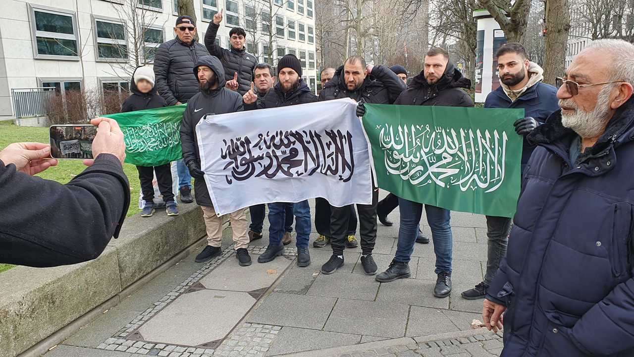 Demonstranten mit Bannern