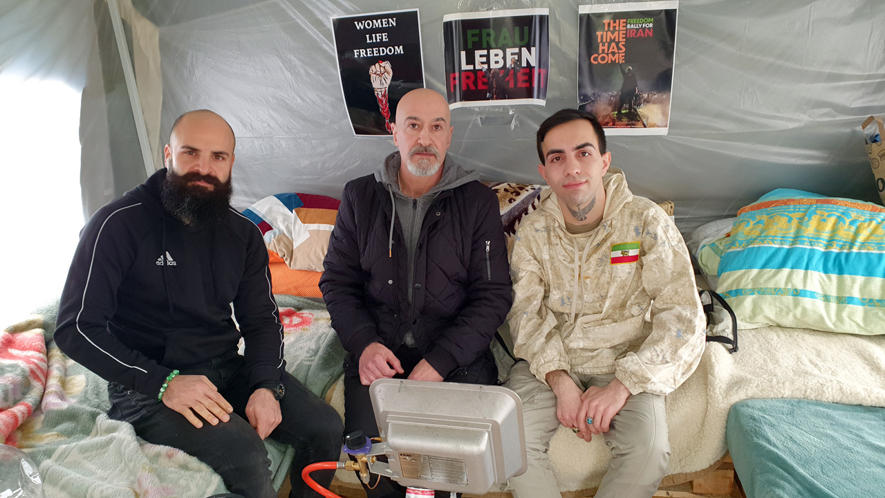 drei Aktivisten im Zelt