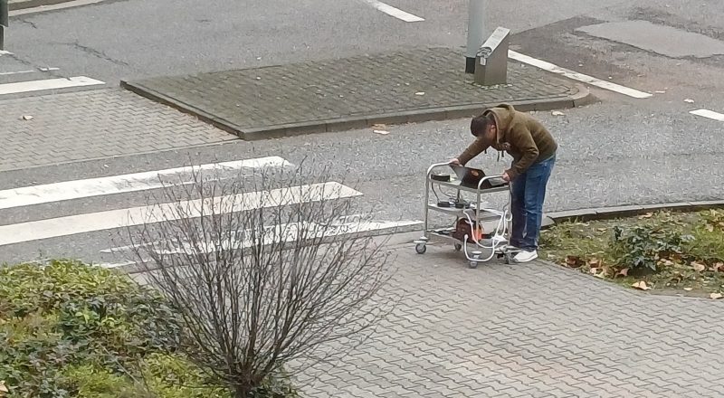 Mann mit Messinstrumennten