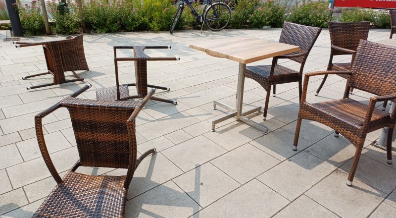 Umgeworfene Stühle vor der Bäckerei