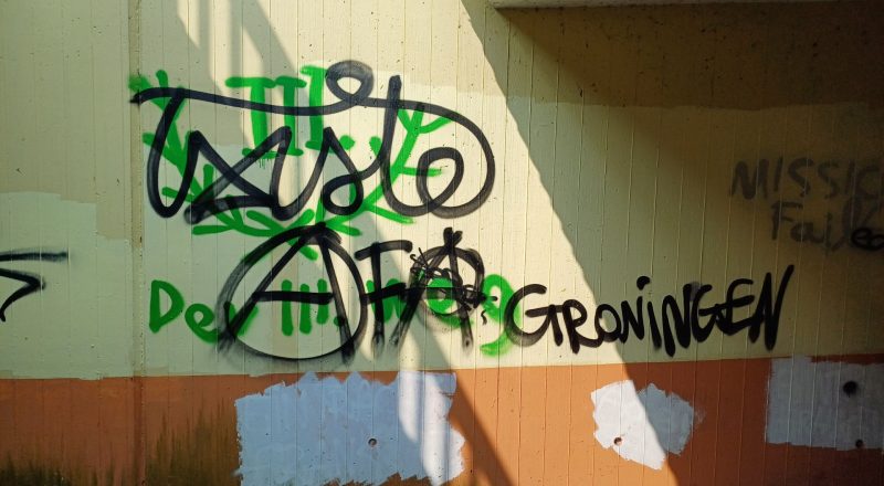 Politische Graffiti und Schmierereien in der Unterführung