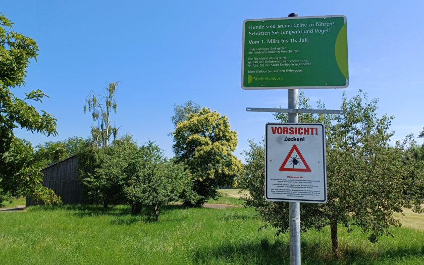 Zeckenwarnschild an der Steinbacher Straße