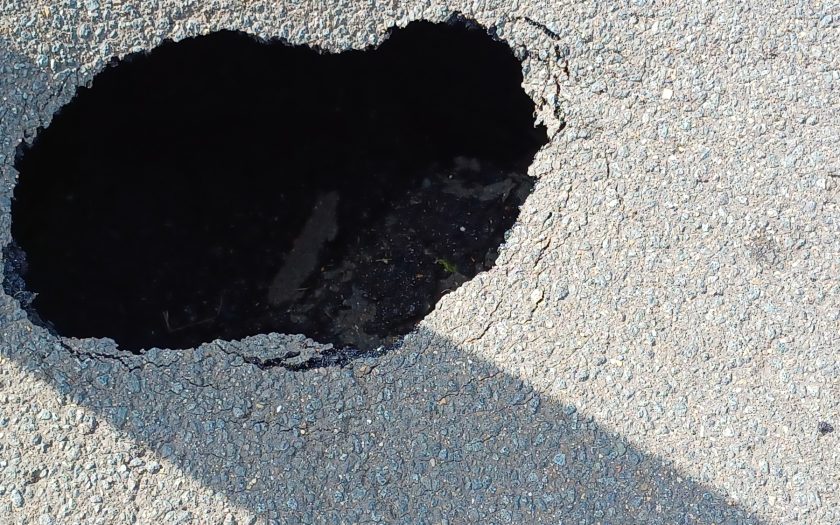 Loch in der Fahrbahndecke