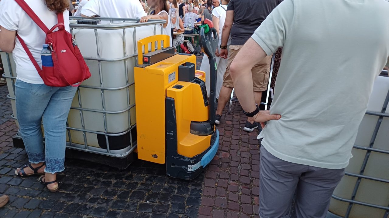 CBC-Container zwischen Menschen