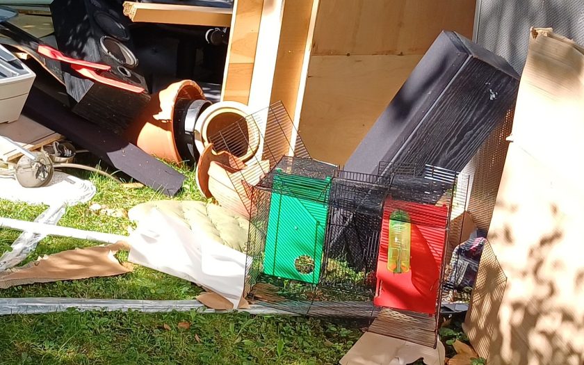 Sperrmüllhaufen mit Hamsterkäfig