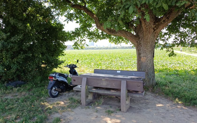 Motorroller neben der Sitzgruppe