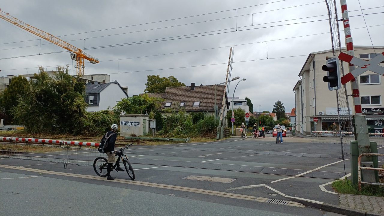 Fahrradfahrer an geöffneten Schranken