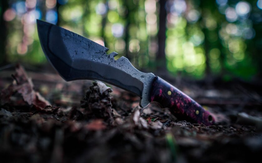 Jagdmesser im Wald