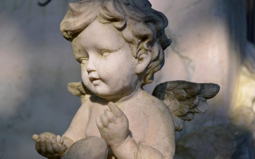 Engelsfigur auf dem Friedhof